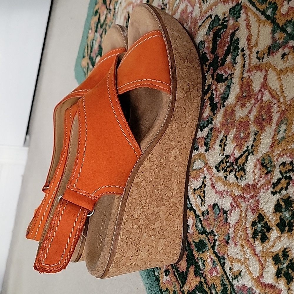 Clarks Genuine Leather Wedge Sandal w Velcro Strap - Picture 8 of 8
